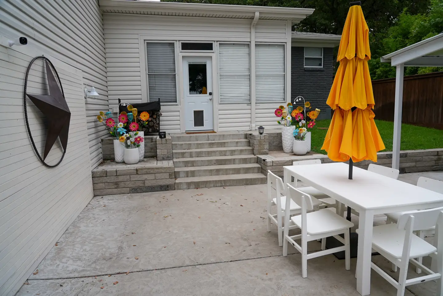 Eating area outside of the mudroom next to outdoor kitchen